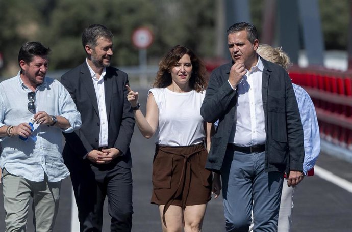 Archivo - El consejero de Presidencia, Miguel Ángel García Martín, el consejero de Vivienda, Jorge Rodrigo Domínguez, la presidenta de la Comunidad de Madrid, Isabel Díaz Ayuso, y el alcalde de Aldea del Fresno, Alberto Plaza.