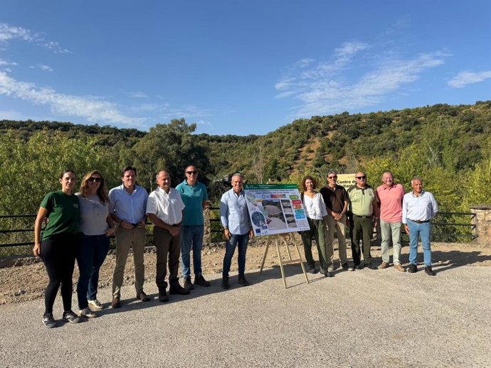 Martínez (centro), en la presentación de las actuaciones ejecutadas en el marco del proyecto de modernización de infraestructuras de caminos.