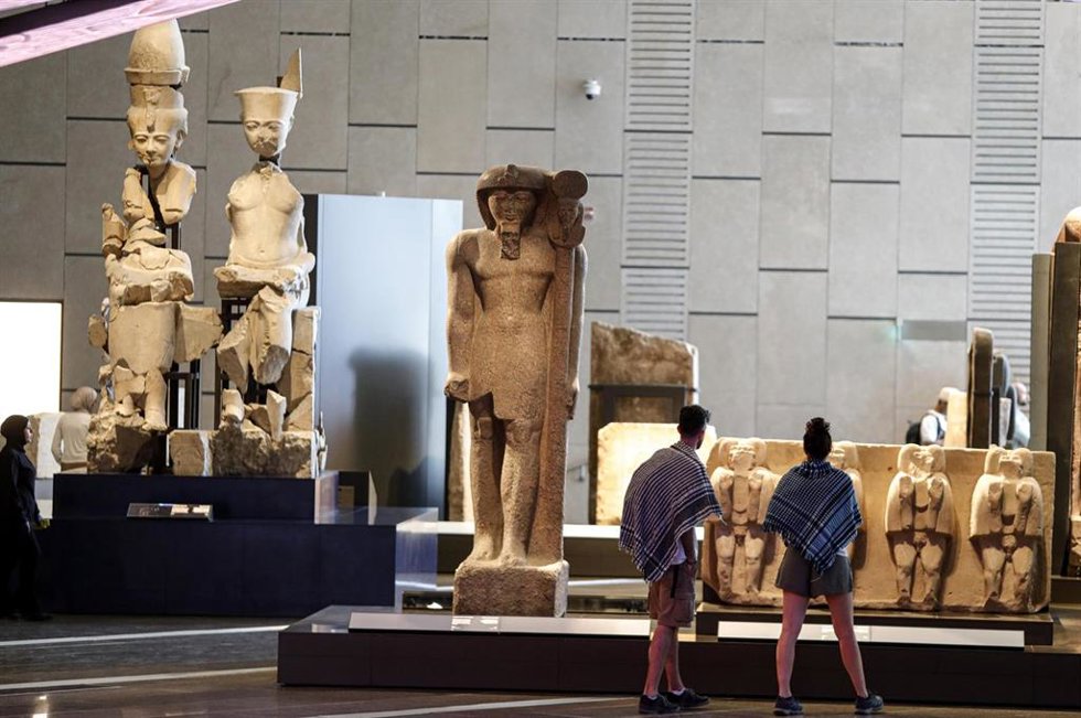 Archivo - Imagen de archivo de varios turistas en un museo en El Cairo. 