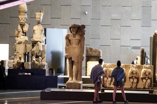 Archivo - Imagen de archivo de varios turistas en un museo en El Cairo.