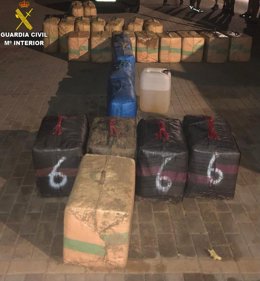 Fardos de hachís intervenidos en una embarcación en Chipiona.