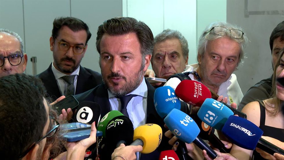 El alcalde de Elche pide una reunión con Puente para conectar el aeropuerto con