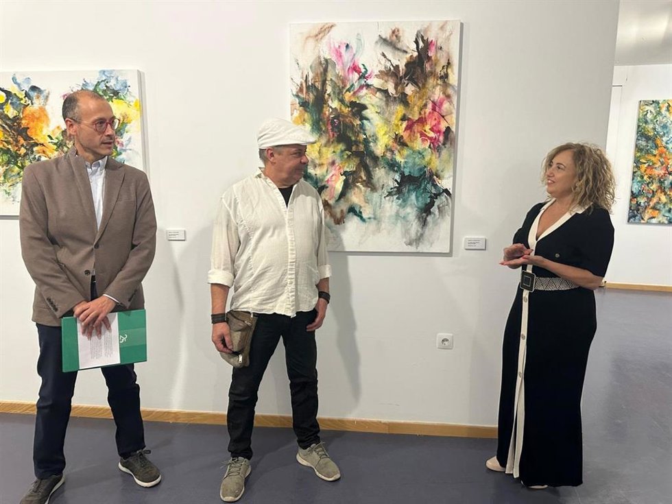 El artista leonés Juan Rafael (centro), con la vicerrectora de la ULE Pilar Marqués (derecha) y el director del área de Cultura de la ULE, Iván Rega (izquierda) en la inauguración de la exposición 'La fluidez del caos'.