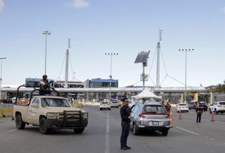 Archivo - MEXICO CITY, Feb. 7, 2025  -- Soldiers of the Mexican Army are on duty on the border between Mexico and the United States, in Tijuana, Mexico, on Feb. 6, 2025. Mexican President Claudia Sheinbaum confirmed on Tuesday that 10,000 National Guard t