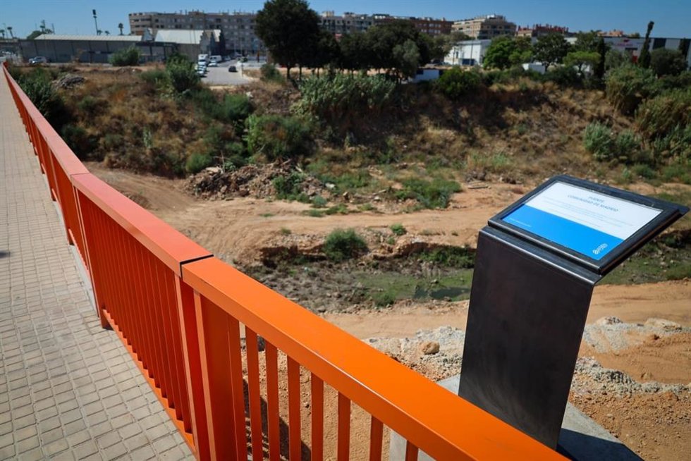 Placa conmemorativa que da nombre al Puente de la Comunidad de Madrid, el viaducto de la CV-403 sobre el barranco del Poyo en Torrent (Valencia).