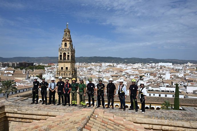Bomberos de París, Madrid e Infoca han accedido a las cubiertas de la Mezquita de Córdoba durante la visita al monumento para conocer el protocolo seguido ante el incendio del 8 de agosto.
