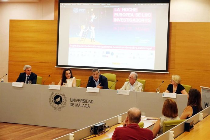 El rector de la Universidad de Málaga, Teodomiro López, entre otros, presenta una nueva edición de 'La Noche de los Investigadores'