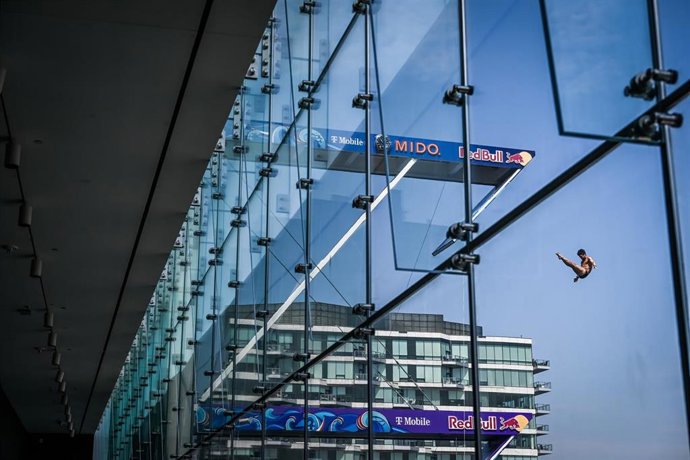 Archivo - Carlos Gimeno durante la Red Bull Cliff Diving World Series de 2023 en Boston.