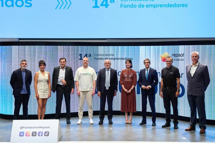 Startups seleccionadas junto a Antonio Brufau, presidente de Repsol, y Luis Cabra, director general de Transición Energética, Tecnología, Institucional y adjunto al CEO de Repsol.