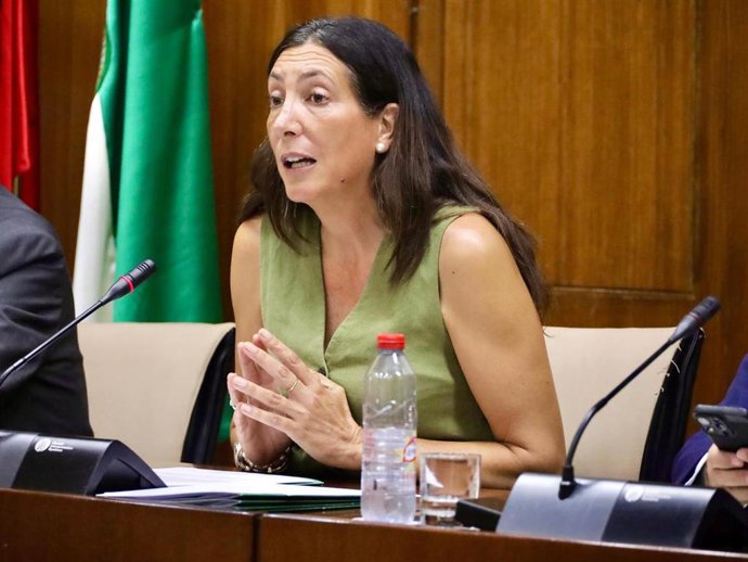 La consejera de Inclusión Social, Juventud, Familias e Igualdad, Loles López, en comisión parlamentaria. A fecha de 18 de septiembre de 2025.