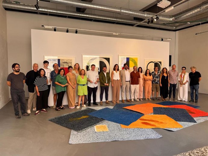 La vicepresidenta y consellera insular de Cultura y Patrimonio, Antònia Roca, junto a los artistas que expondrán en La Misericòrdia durante la Nit de l'Art 2025.