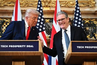 18 September 2025, United Kingdom, Aylesbury: British Prime Minister Keir Starmer (R) and US President Donald Trump hold a press conference at Chequers, near Aylesbury on day two of the US president's second state visit to the UK. Photo: Leon Neal/PA Wire