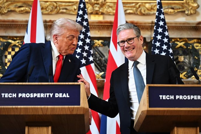 18 September 2025, United Kingdom, Aylesbury: British Prime Minister Keir Starmer (R) and US President Donald Trump hold a press conference at Chequers, near Aylesbury on day two of the US president's second state visit to the UK. Photo: Leon Neal/PA Wire
