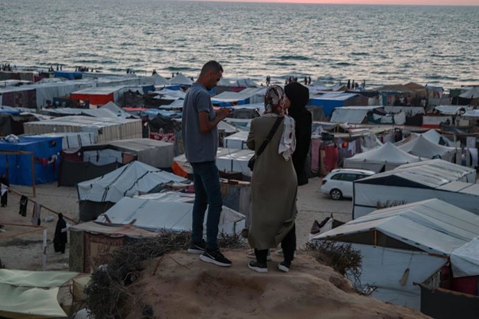 Archivo - Arquivo - Imagem de arquivo de vários habitantes de Gaza tentando acessar a Internet.