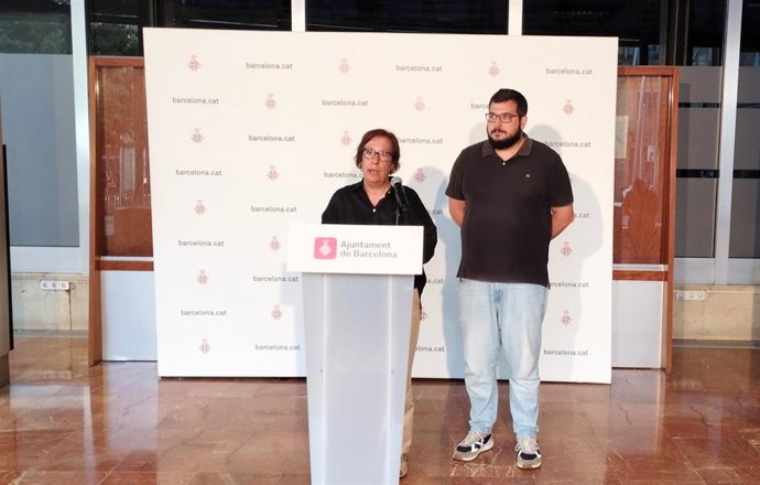 La concejal de Sants del Ayuntamiento de Barcelona, Raquel Gil, y el diputado de Cultura de la Diputación de Barcelona, Pau González.