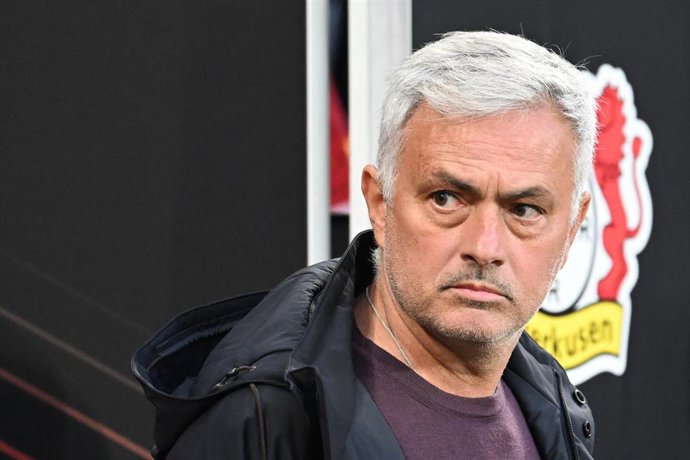 Archivo - El entrenador portugués Jose Mourinho, como técnico de la AS Roma.