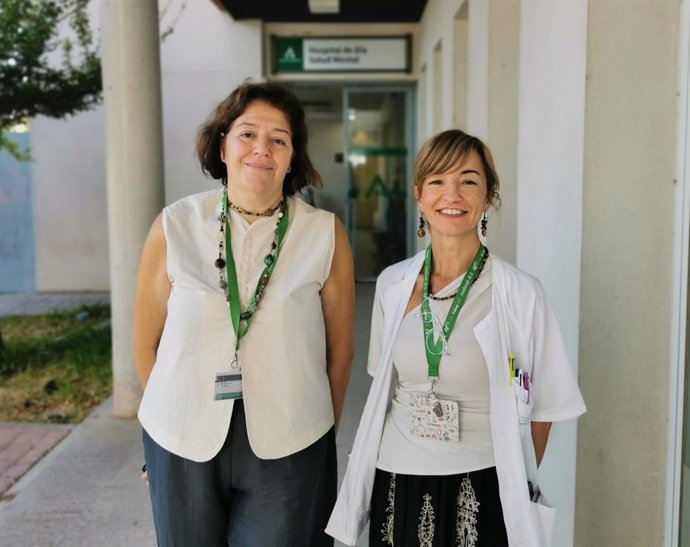 La Jefa del Servicio de Salud Mental del Área Sanitaria Sur, la doctora Matilde Blanco (i), acompañada de la coordinadora de Cuidados de Salud Mental de este Área Sanitaria, Charo Guerrero.