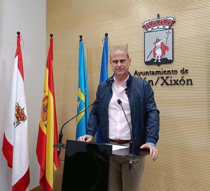 Archivo - Tino Vaquero, concejal del Grupo Municipal Socialista de Gijón.