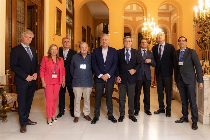El alcalde de Sevilla, José Luis Sanz, con representantes de ProSevillaPort y de la Autoridad Portuaria de Sevilla.