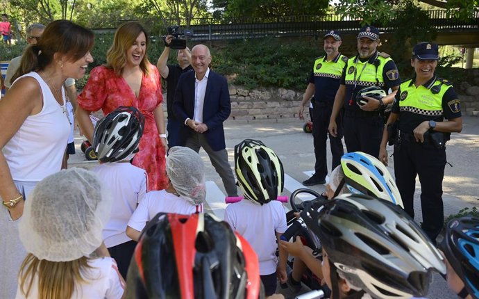 L'alcaldessa de València, María José Catalá, a les activitats de seguretat vial dirigides a escolars organitzades per la Policia Local dins de la Setmana Europea de Mobilitat en el parc infantil de tràfic situat en els Jardins de Vivers.