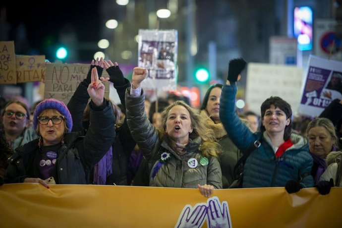 Archivo - Decenas de mujeres durante la manifestación convocada por el Movimiento Feminista de Madrid por el Día Internacional de la Mujer, a 8 de marzo de 2024, en Madrid (España). 