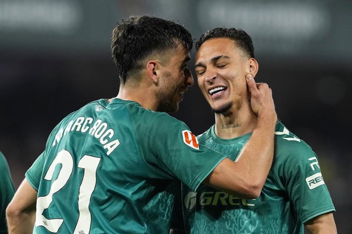 Archivo - Marc Roca y Antony, futbolistas del Real Betis, celebran un gol la temporada pasada contra la Real Sociedad.