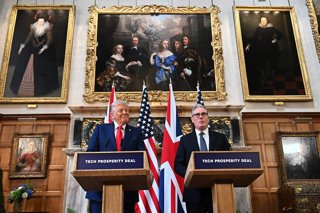 18 September 2025, United Kingdom, Aylesbury: British Prime Minister Keir Starmer (R) and US President Donald Trump hold a press conference at Chequers, near Aylesbury on day two of the US president's second state visit to the UK. Photo: Leon Neal/PA Wire