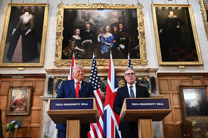18 de setembro de 2025, Reino Unido, Aylesbury: O primeiro-ministro britânico Keir Starmer (à direita) e o presidente dos EUA, Donald Trump, realizam uma coletiva de imprensa em Chequers, perto de Aylesbury, no segundo dia da segunda visita de Estado do p