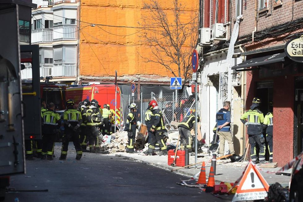 Equipos de emergencias trabajan en la zona donde se ha producido la explosión, a 13 de septiembre de 2025, en Madrid (España). La explosión ha tenido lugar en el bar-restaurante Mis tesoros, ubicado en la calle Manuel Maroto de Puente de Vallecas, sobre