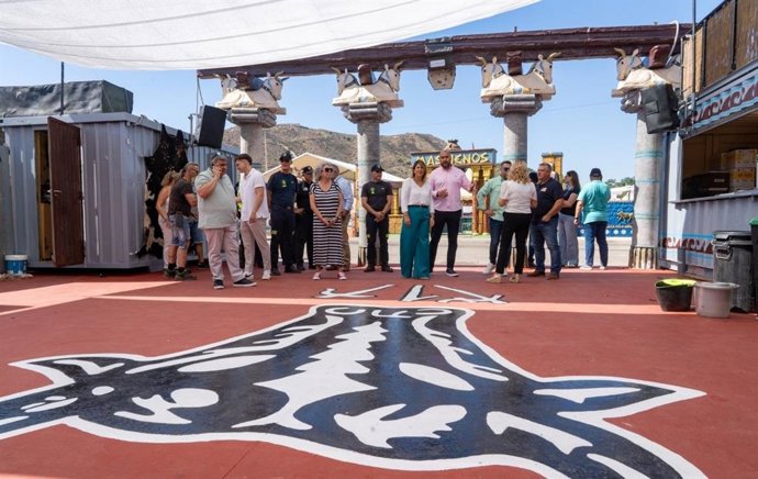 La alcaldesa, Noelia Arroyo, durante su visita al campamento festero