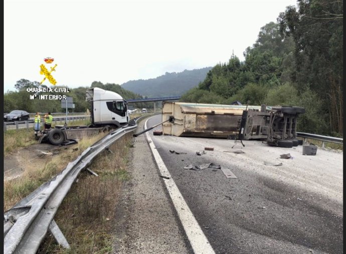 Accidente de un camión articulado en la A-8