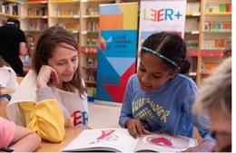 Niños y voluntarios del programa LEER+.