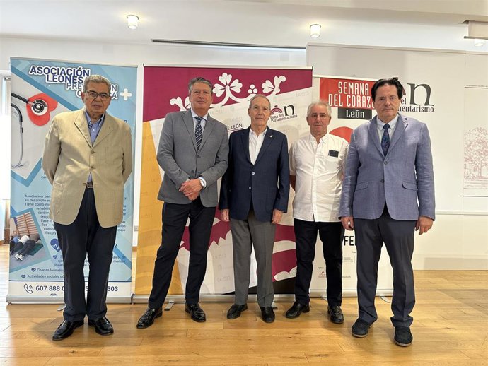 El concejal de Desarrollo Urbano de León, Luis Miguel García Copete (segundo por la izquierda) junto a representantes de la Asociación Leonesa para la Prevención Cardiaca.