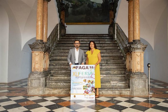 Félix Romero y Silvia Mellado muestran el cartel de FAGA'25.