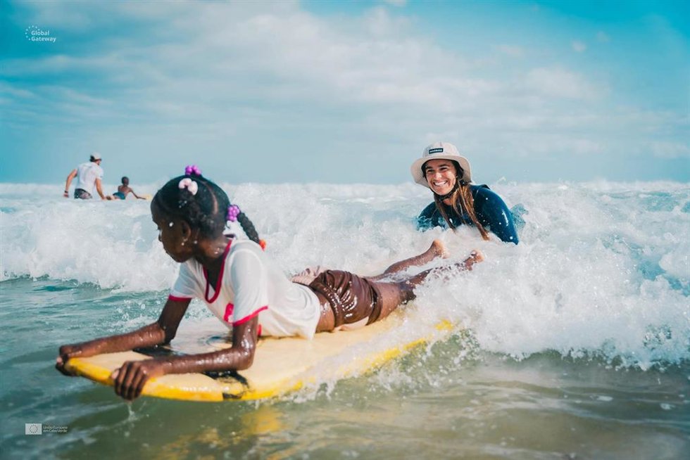 La windsurfista española Blanca Alabau ha participado en un proyecto de la Unión Europea en Cabo Verde para acercar a los niños al mar.