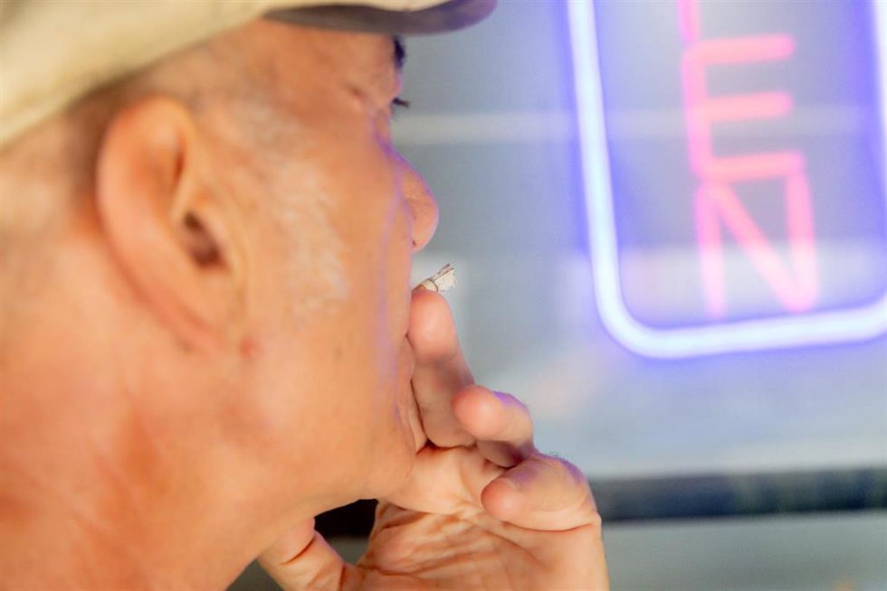 Una persona fuma en una terraza, a 12 de septiembre de 2025, en Madrid (España)