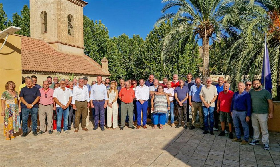 El secretario general para el Reto Demográfico, Francesc Xavier Boya, junto al secretario del PSOE de Almería, José María Martín, en Alicún con alcaldes y portavoces socialistas de la provincia.