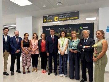 Autoridades en la inauguración de la nueva conexión entre Barcelona y Córdoba por Vueling.