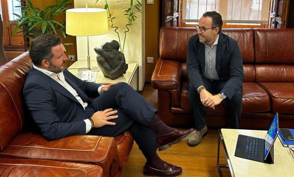 El alcalde del PP en Elche (Alicante), Pablo Ruz (i), y el portavoz socialista en el consistorio ilicitano, Héctor Díez (d), en una imagen de archivo