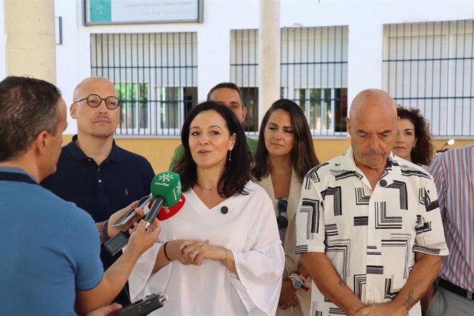 Crespín atiende a los periodistas, junto a Hurtado (dcha.), ante el CEIP José de la Torre y del Cerro, en el barrio del Naranjo.