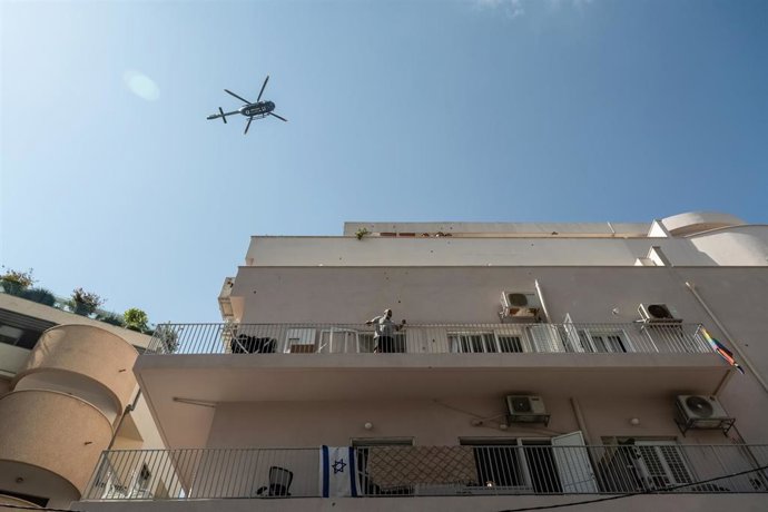Archivo - Imagen de archivo de un helicóptero de las fuerzas de seguridad de Israel patrullando la zona de un ataque con drones de los hutíes