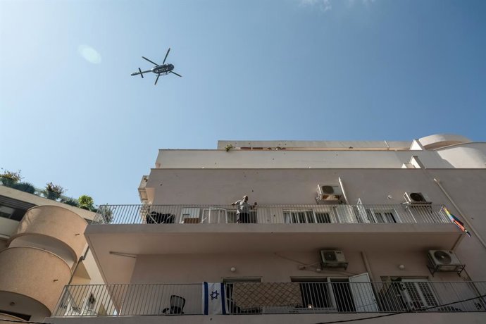 Archivo - Arquivo - 19 de julho de 2024, Tel Aviv, Israel: Um helicóptero da polícia israelense patrulha a área do recente ataque de drone dos Houthis. Um drone de longo alcance de fabricação iraniana atingiu o centro de Tel Aviv na madrugada de sexta-fei