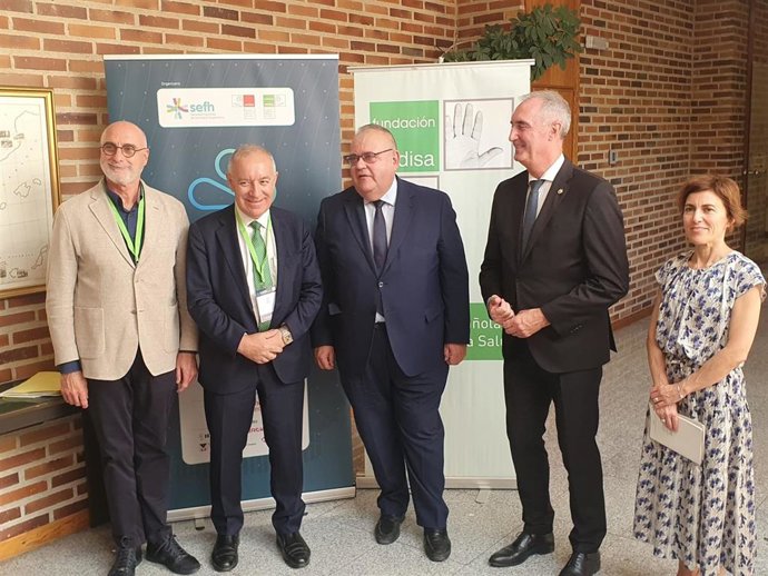 El vicepresidente de Sedisa,Jesús Sanz (izda); el presidente, José Soto; el consejero de Sanidad, Alberto Vázquez; el alcalde de Segovia, José Mazarías, y la tesorera de la SEFH, Monique de Miguel.