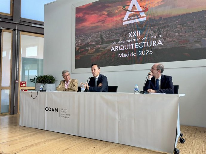 De izquierda a derecha, el decano del Colegio Oficial de Arquitectos de Madrid y presidente de la Fundación Arquitectura COAM, Sigfrido Herráez; el embajador de Portugal en España, José Augusto Duarte, y el director de la Fundación Arquitectura COAM, Migu