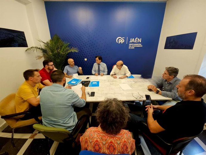 Reunión de concejales del PP de Jaén con representantes sindicales en el Ayuntamiento.