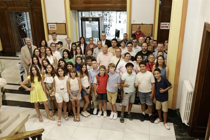 Foto de familia de la séptima edición de los premios del concurso 'Qué bello es vivir...En mi pueblo'.