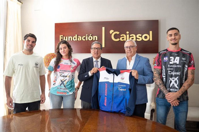El presidente de Fundación Cajasol, Antonio Pulido, y el presidente del Balonmano Ángel Ximénez Puente Genil, Rafael Miguel Jiménez, formalizan el acuerdo mediante el cual el club andaluz adopta una nueva denominación: Cajasol Ángel Ximénez Puente Genil.