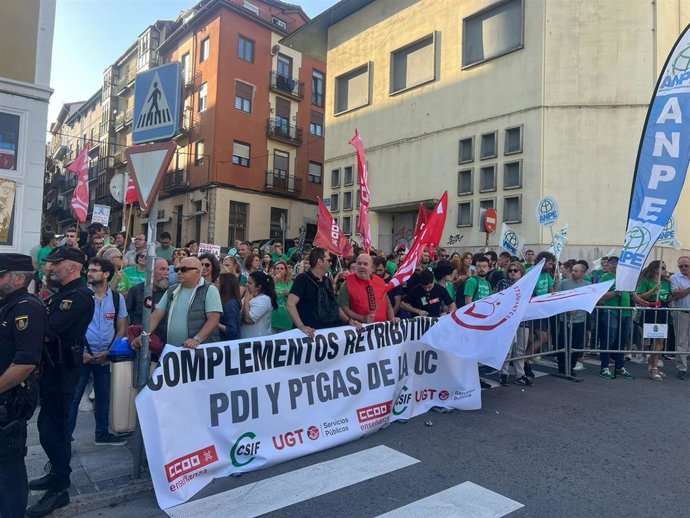 Más de un centenar de docentes se concentran por la mejora salarial con motivo la apertura del curso en la UC