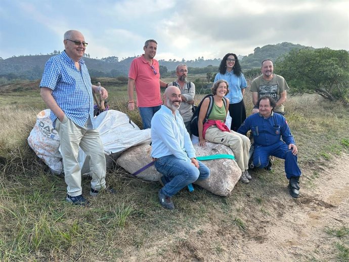 Hallazgo de la escápula de un gran dinosaurio saurópodo en los acantilados de Ribadesella.