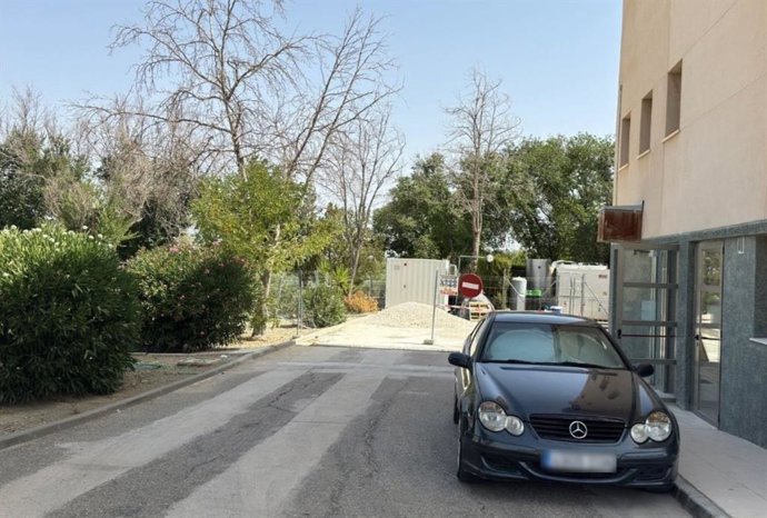 Paso cortado por las obras en la Residencia de Mayores Santa Teresa